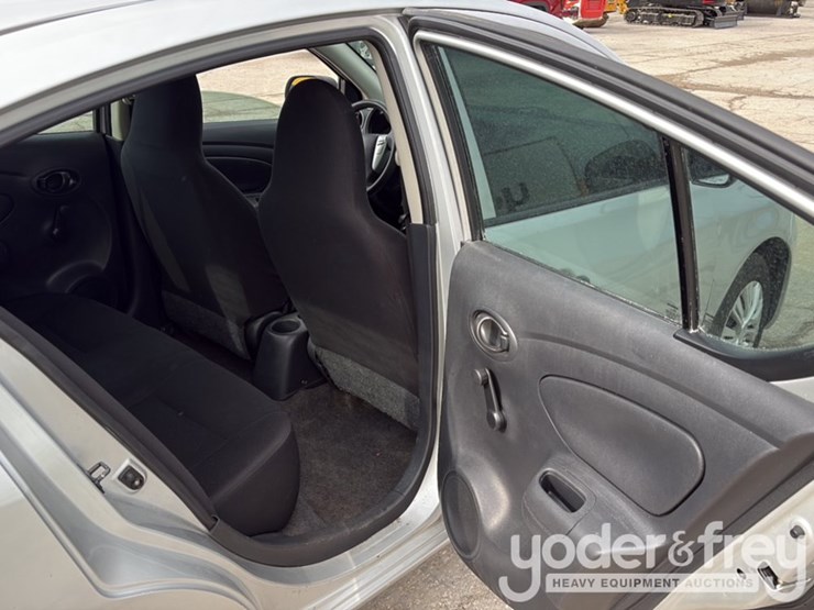 2015-nissan-versa-image-24