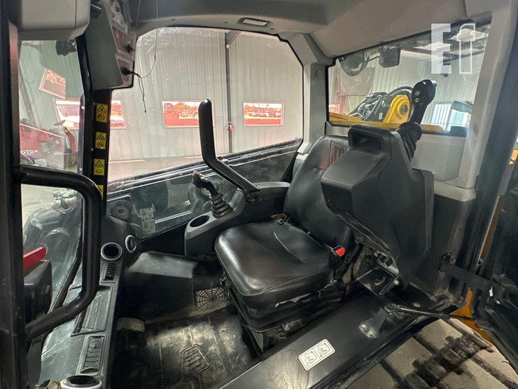 2021-jcb-3ts-8t-image-14