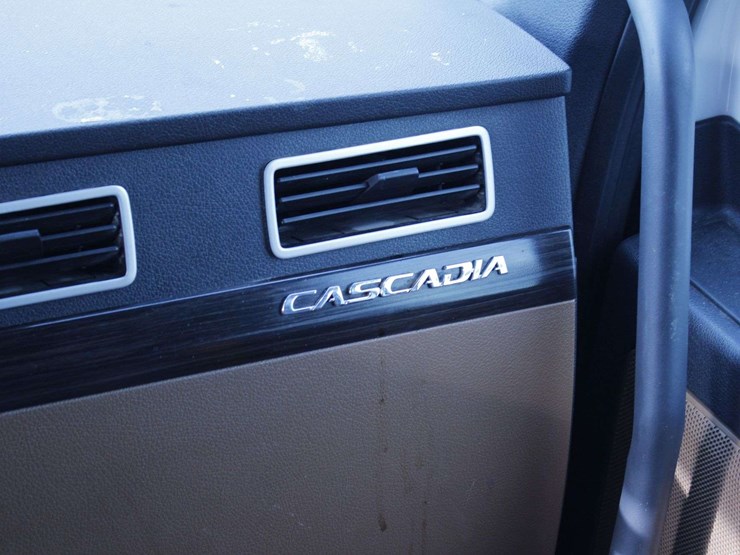 2018-freightliner-cascadia-126-image-25