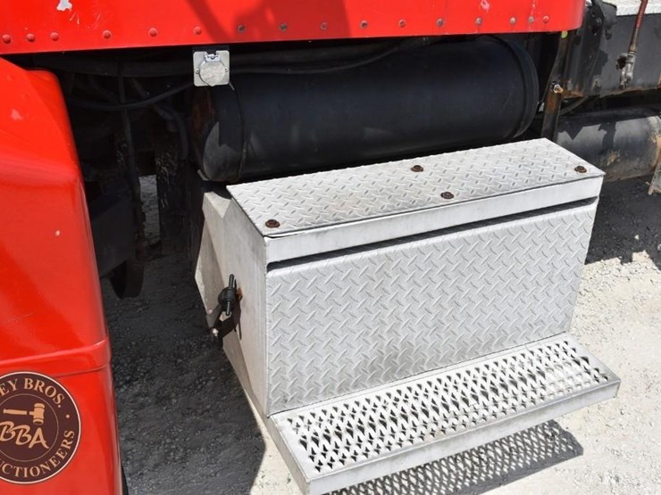 2005-peterbilt-385-image-14