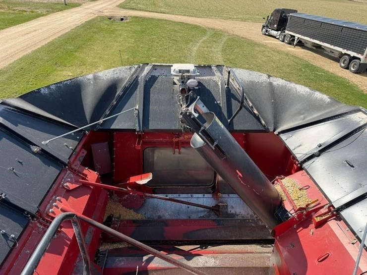 2014-case-ih-8230-image-46