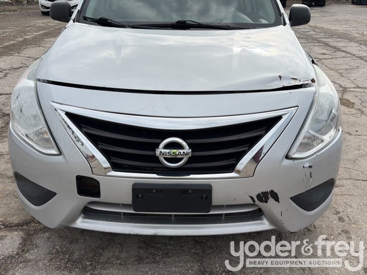 2015-nissan-versa-image-34