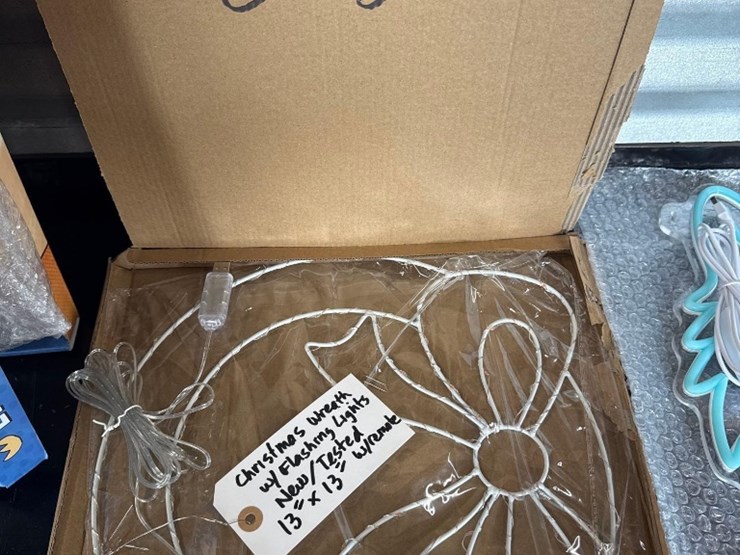 new-christmas-flashing-wreath-13in-x-13in-sign-w/-remote-image-2