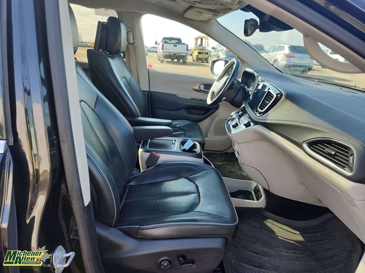 2017-chrysler-pacifica-image-21