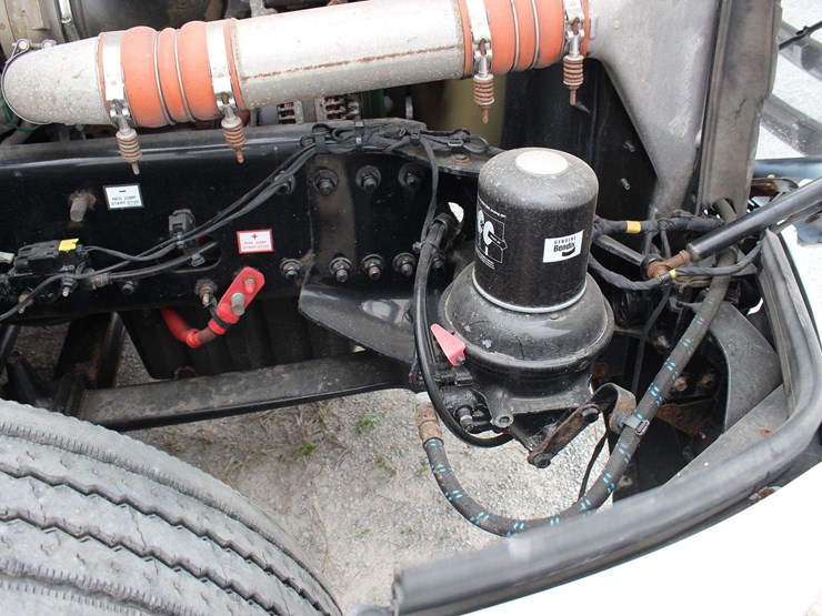 2019-freightliner-cascadia-126-image-15