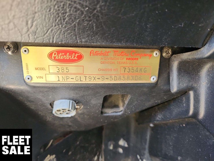 2005-peterbilt-385-image-9