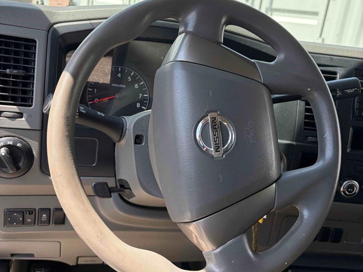 2012-nissan-nv2500-image-13