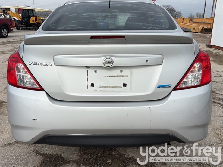 2015-nissan-versa-image-18