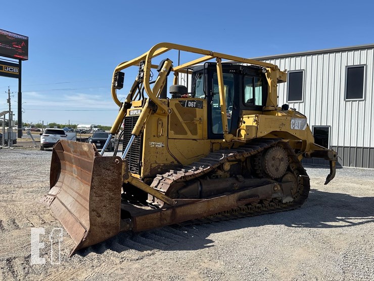 2011-caterpillar-d6t-image-1