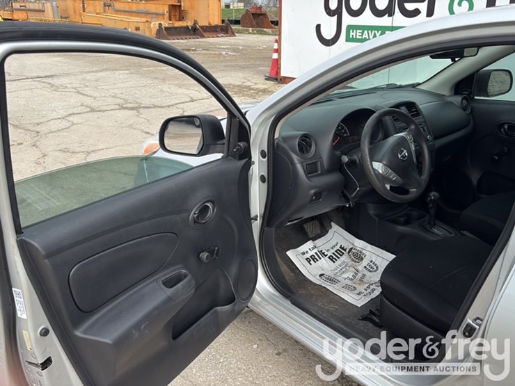 2015-nissan-versa-image-36