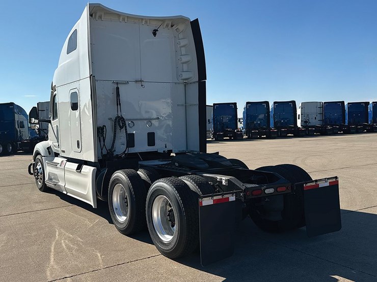 2023-peterbilt-579-image-2