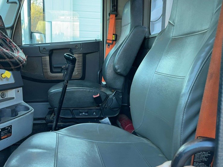 2015-freightliner-122sd-image-9