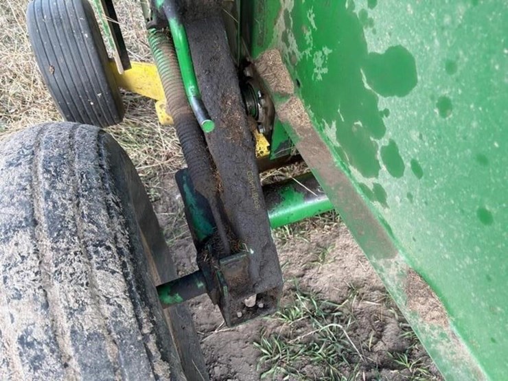 john-deere-335-image-7