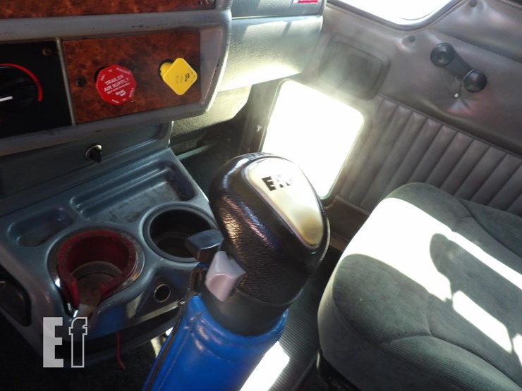 2005-kenworth-w900l-image-23