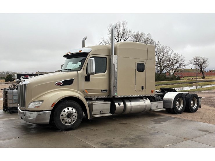 2020-peterbilt-579-image-1
