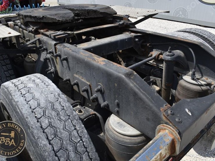 2005-peterbilt-385-image-23