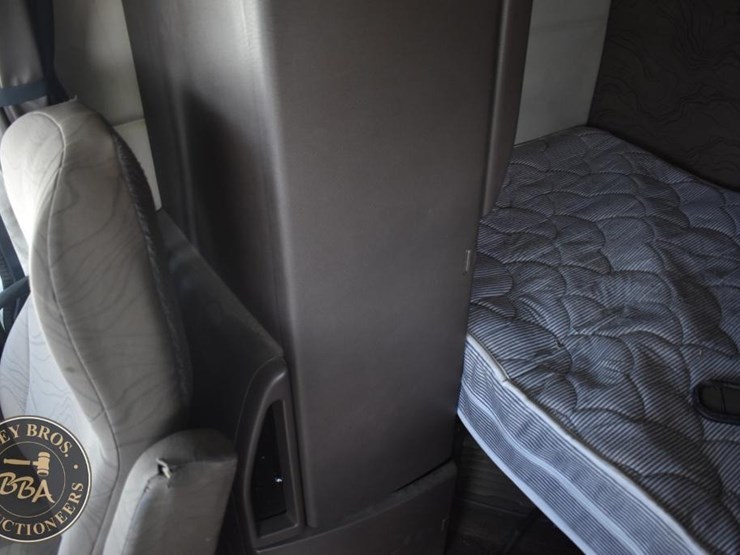 2015-volvo-vnl64t670-image-49