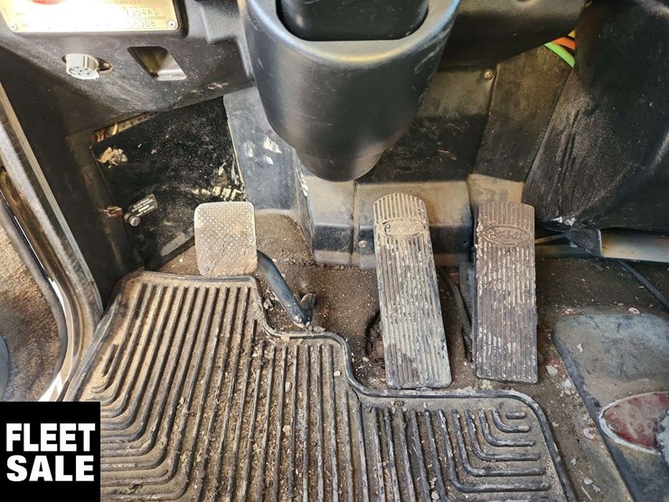 2005-peterbilt-385-image-18