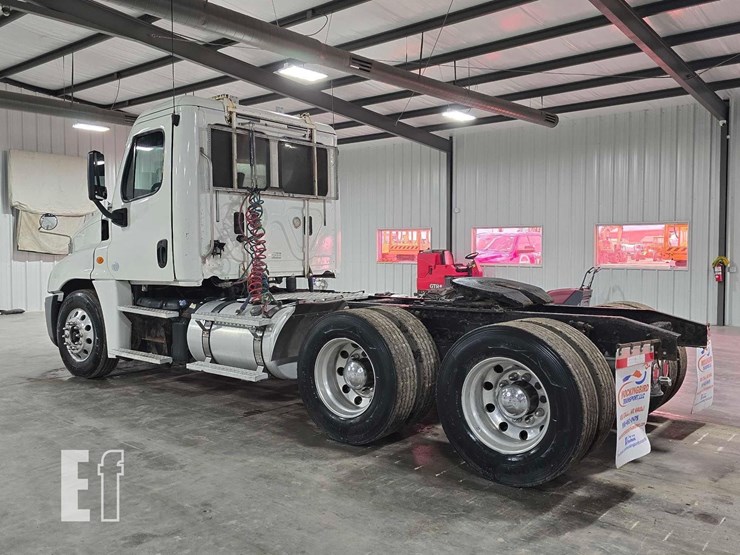 2014-freightliner-cascadia-125-image-4
