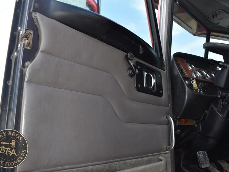 2005-peterbilt-385-image-39