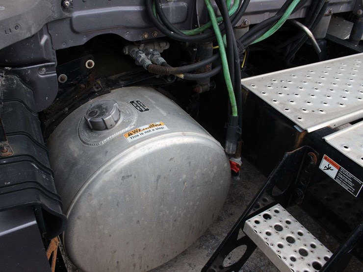 2020-freightliner-cascadia-126-image-22