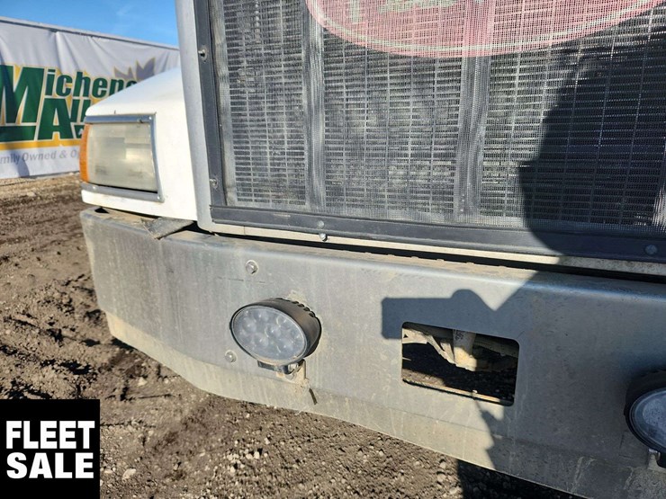 2005-peterbilt-385-image-47