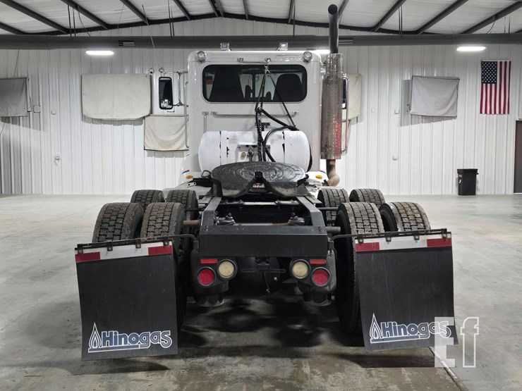 2013-peterbilt-384-image-8