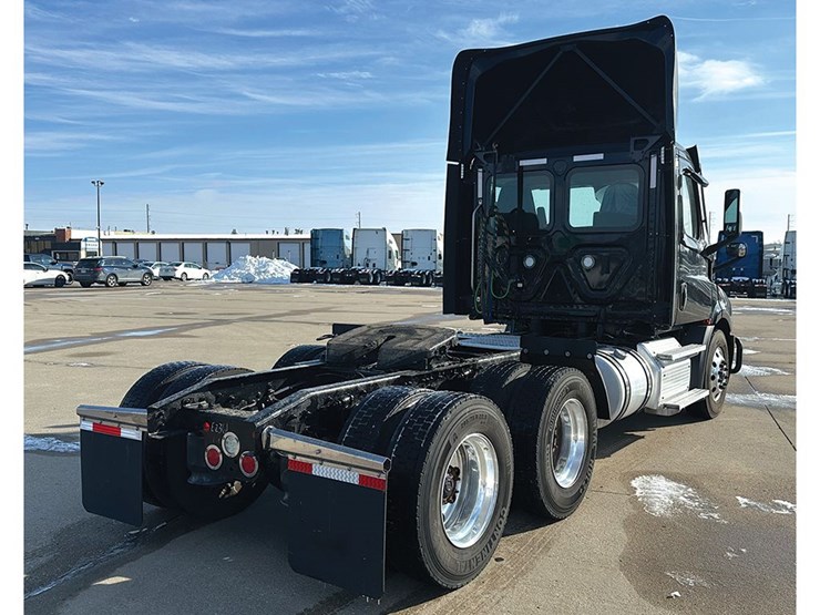 2022-freightliner-cascadia-116-image-2
