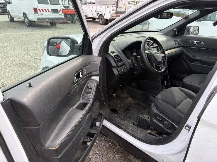 2017-ford-explorer-image-19