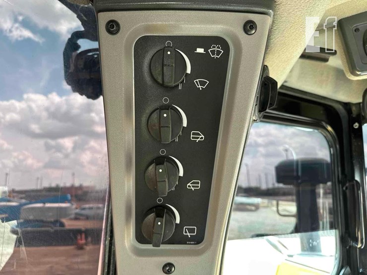 2020-caterpillar-d6-xe-lgp-image-24