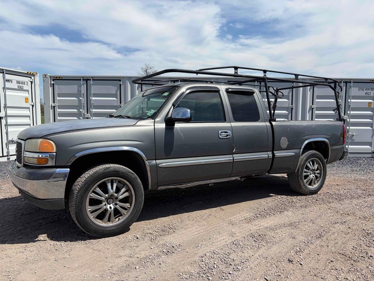 2005-gmc-sierra-limited-image-1