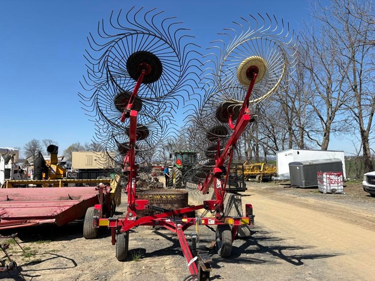 massey-ferguson-v-12-wheel-rake-image-1