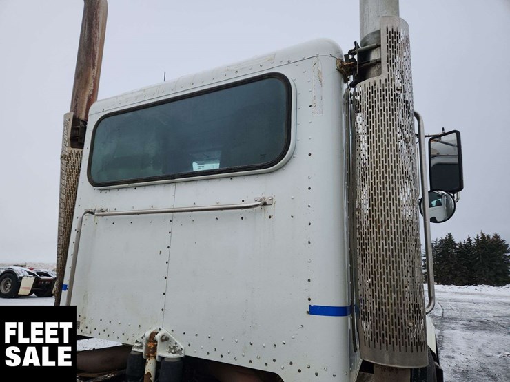 2015-peterbilt-367-image-34