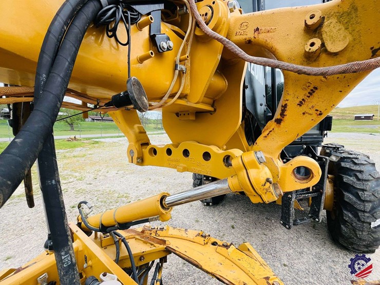 2010-caterpillar-120m-image-48