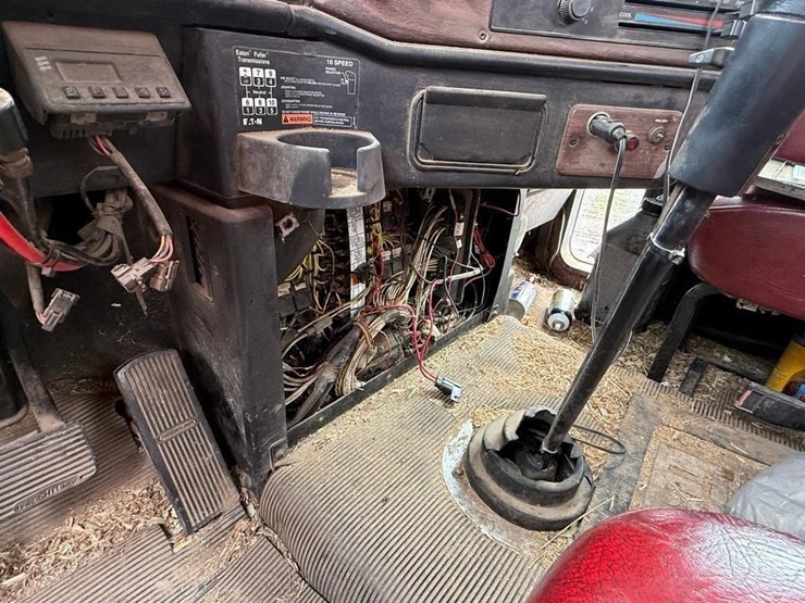 1999-freightliner-fld112-image-17