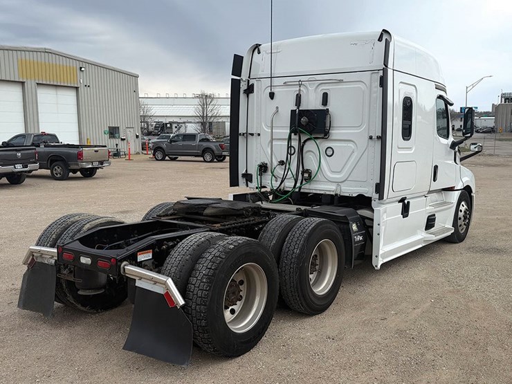 2021-freightliner-cascadia-126-image-2