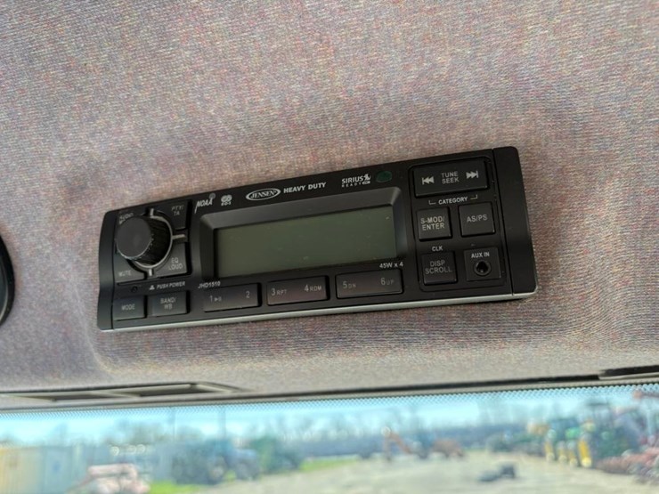 new-holland-t2320-image-25