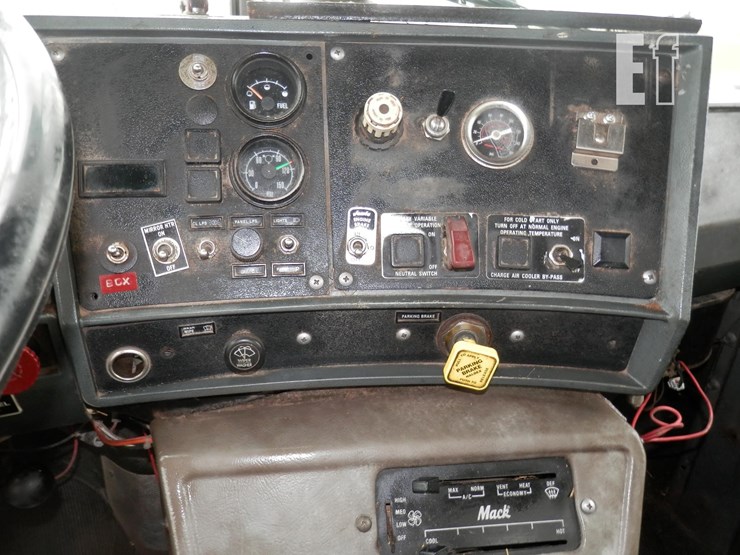 1992-mack-rd688s-image-16