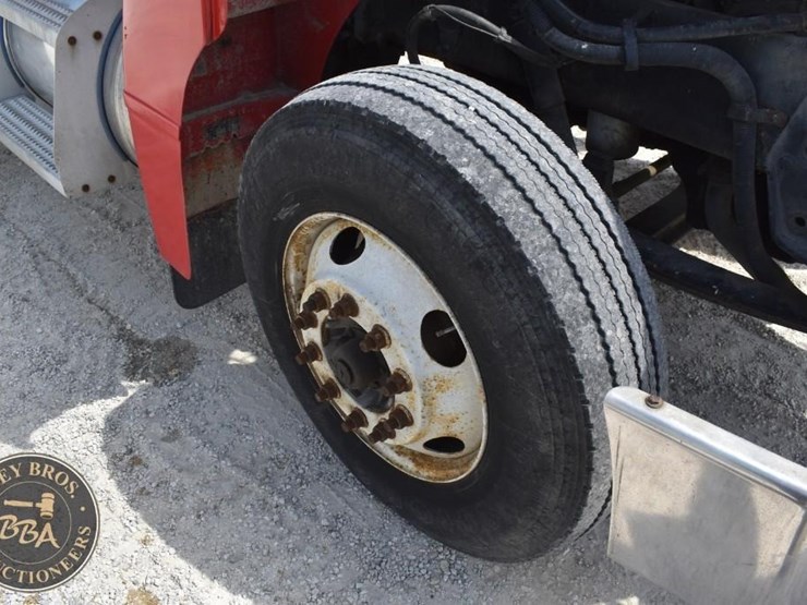 2005-peterbilt-385-image-31