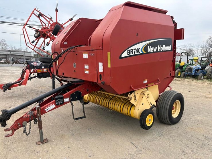 new-holland-br740-image-1