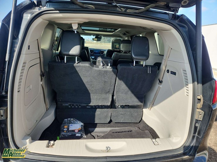 2017-chrysler-pacifica-image-25