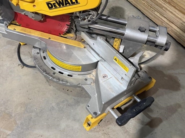 dewalt-12"-double-bevel-sliding-compound-miter-saw-image-4