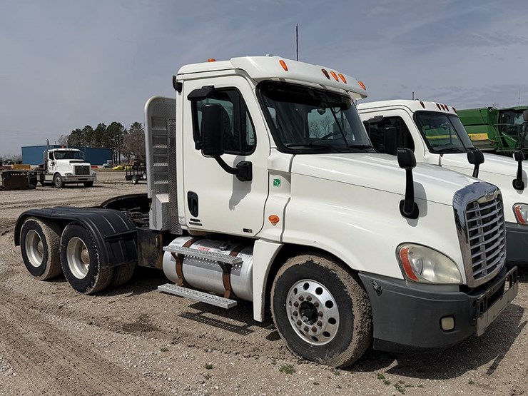 2011-freightliner-cascadia-125-image-1