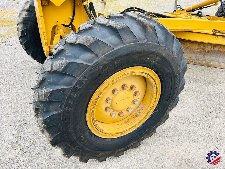 2010-caterpillar-120m-image-11