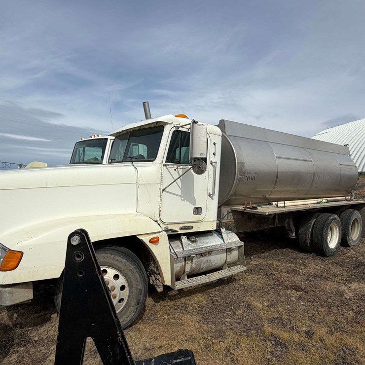 Freightliner Tank Truck - Non Running Truck