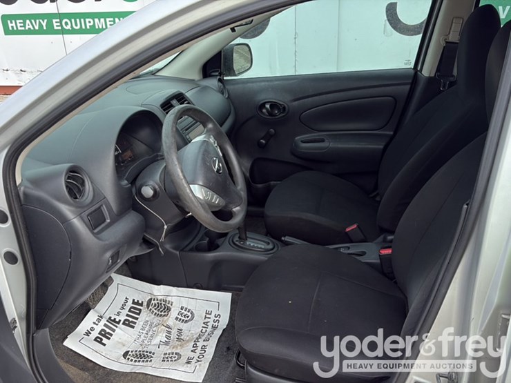 2015-nissan-versa-image-37