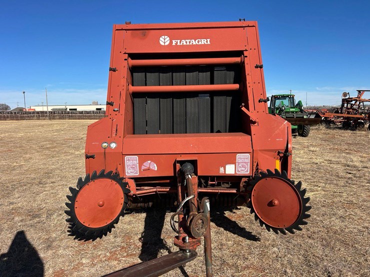 hesston-560-image-11