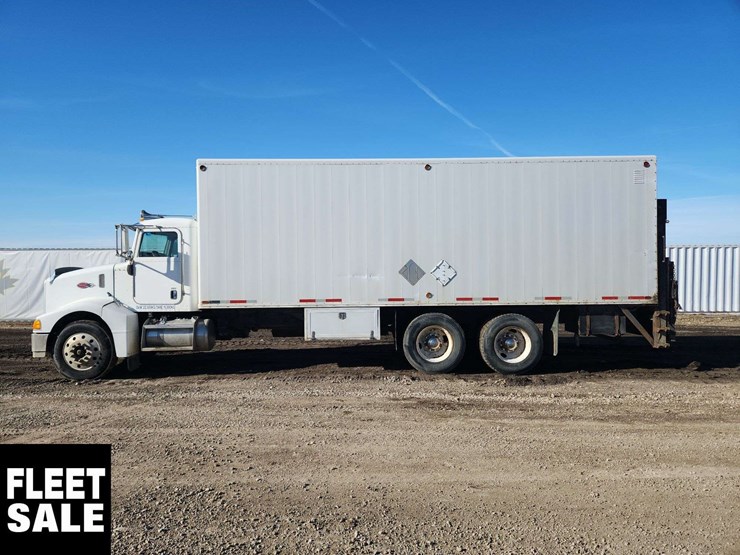 2005-peterbilt-385-image-2