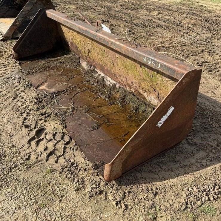 Universal Attach 84" Bucket