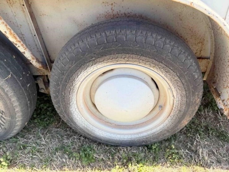 bumper-pull-livestock-trailer-image-8